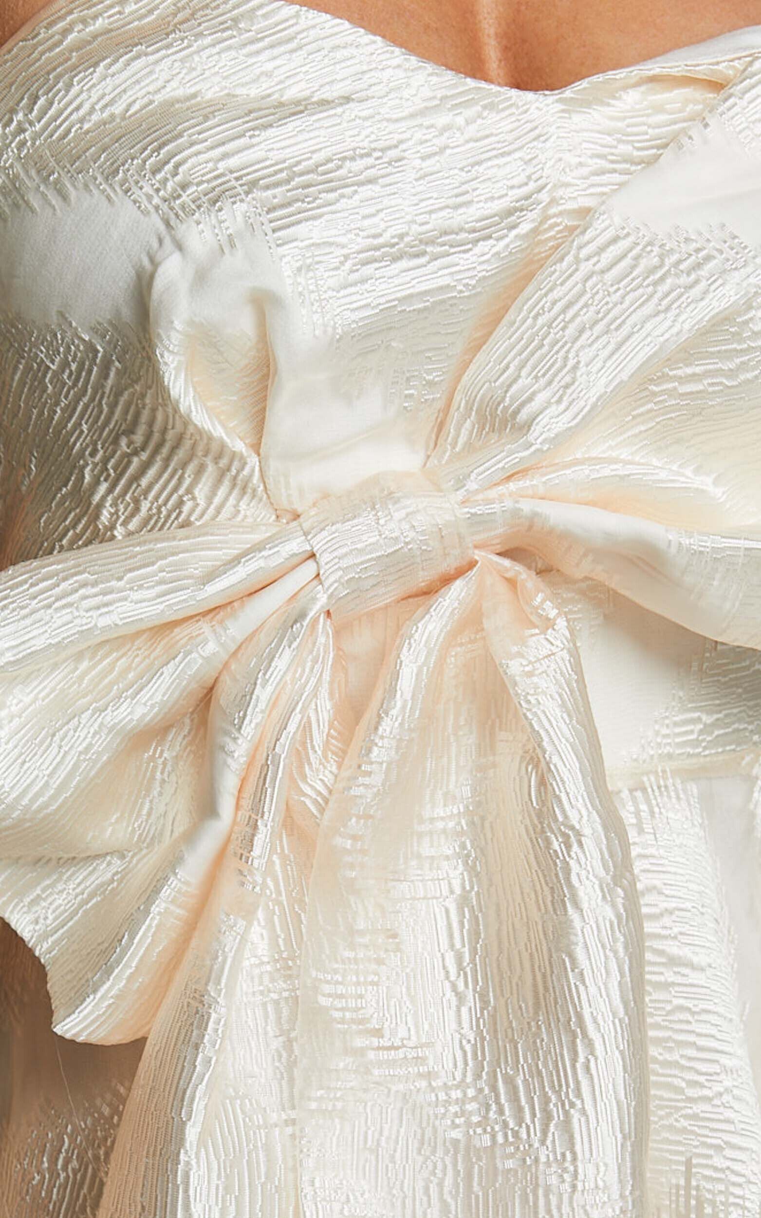 Adalia Mini Dress - Strapless Sweetheart Dress With A Oversized Bow in Cream