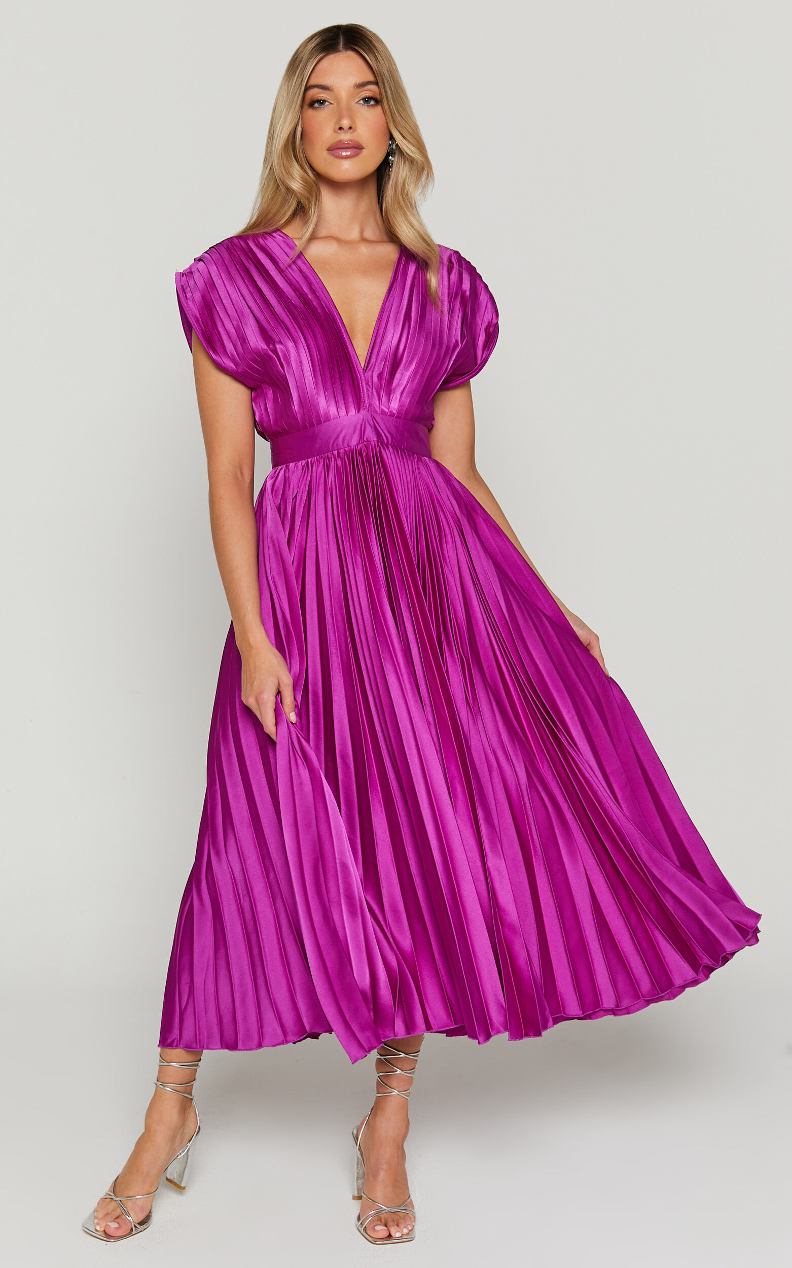 Della Midi Dress - Plunge Neck Short Sleeve Pleated Dress in Grape