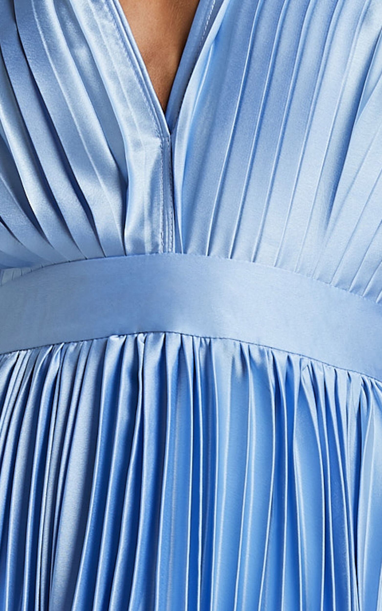 Della Midi Dress - Plunge Neck Short Sleeve Pleated Dress in Baby Blue