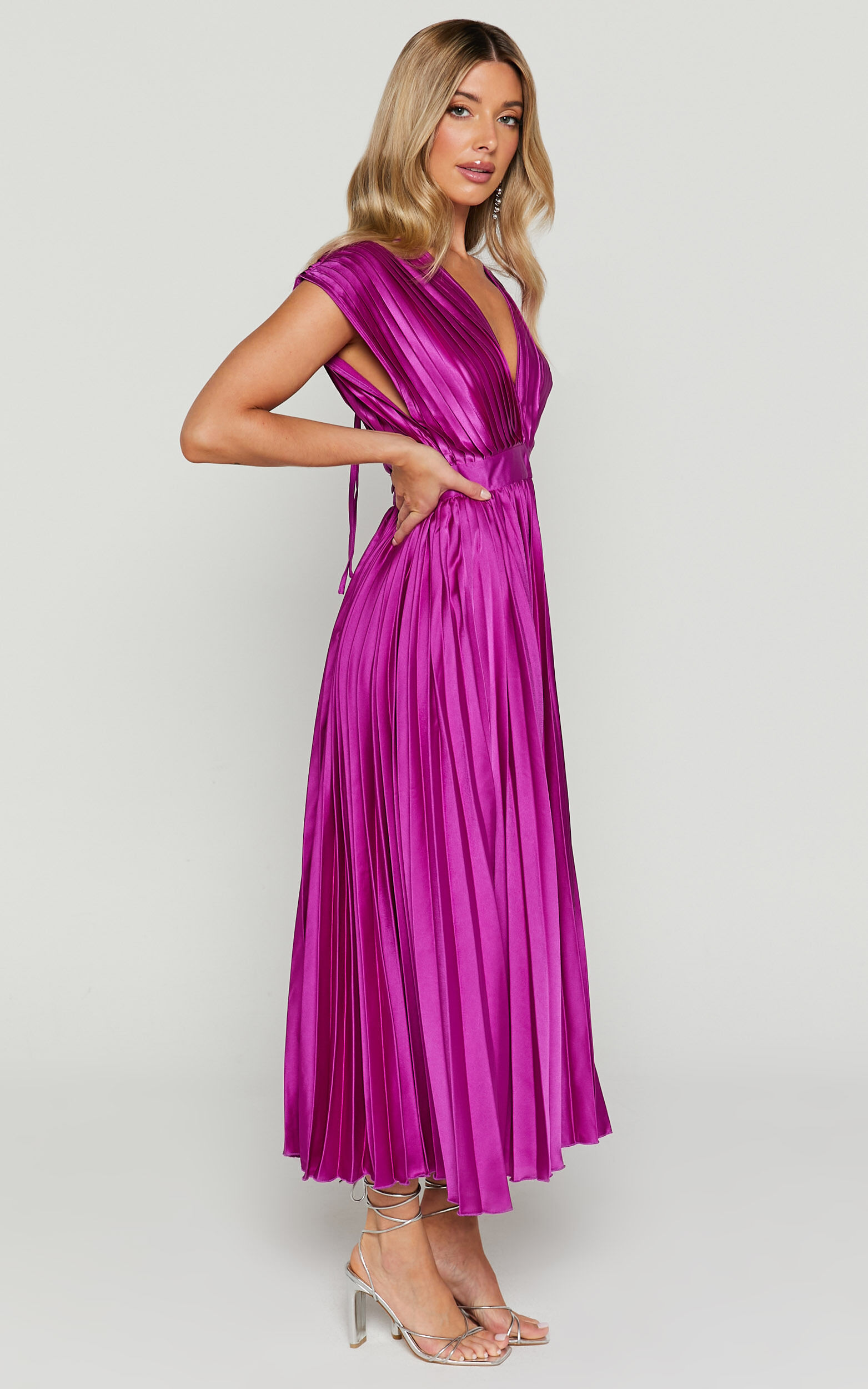 Della Midi Dress - Plunge Neck Short Sleeve Pleated Dress in Grape