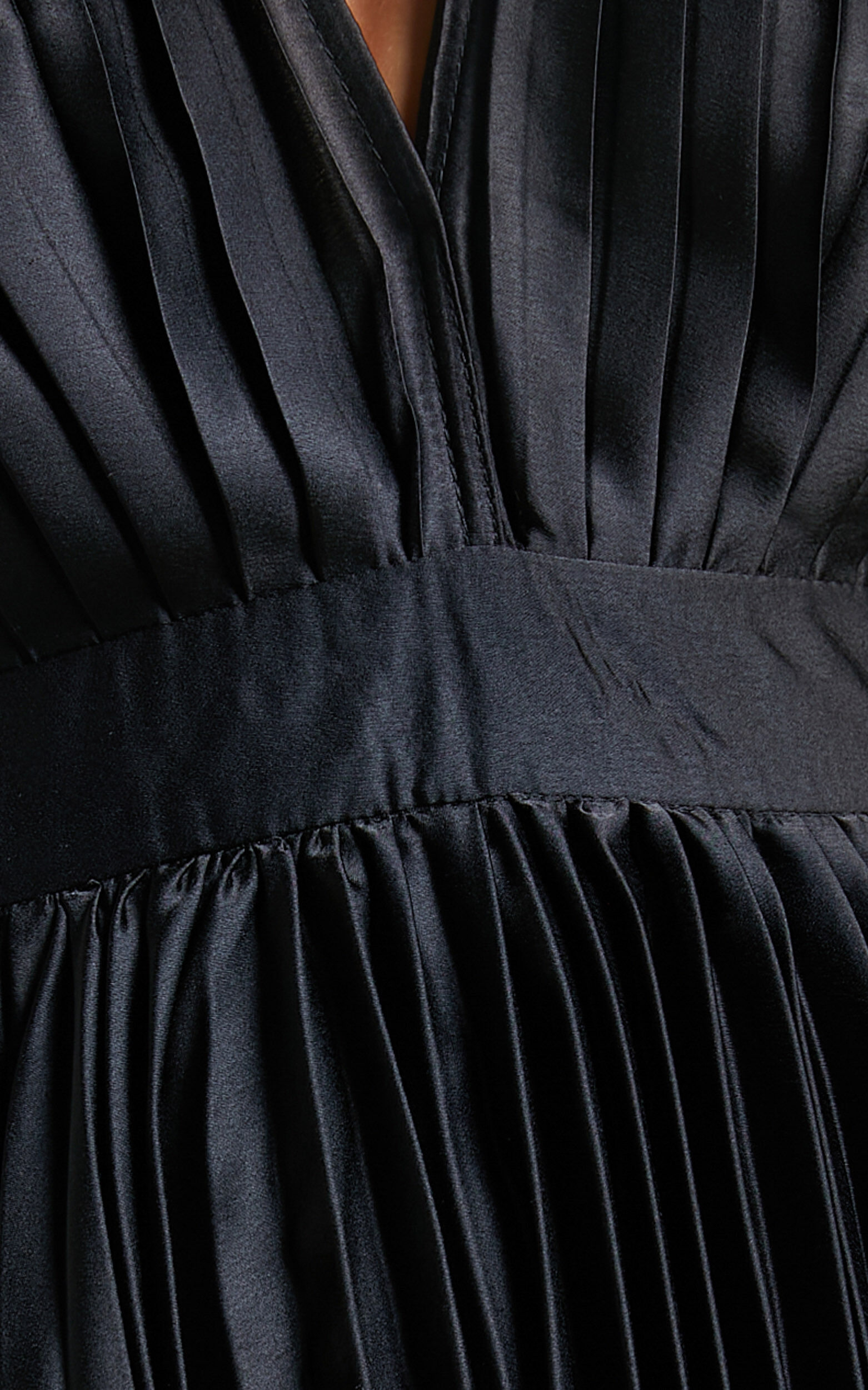 Della Midi Dress - Plunge Neck Short Sleeve Pleated Dress in Black