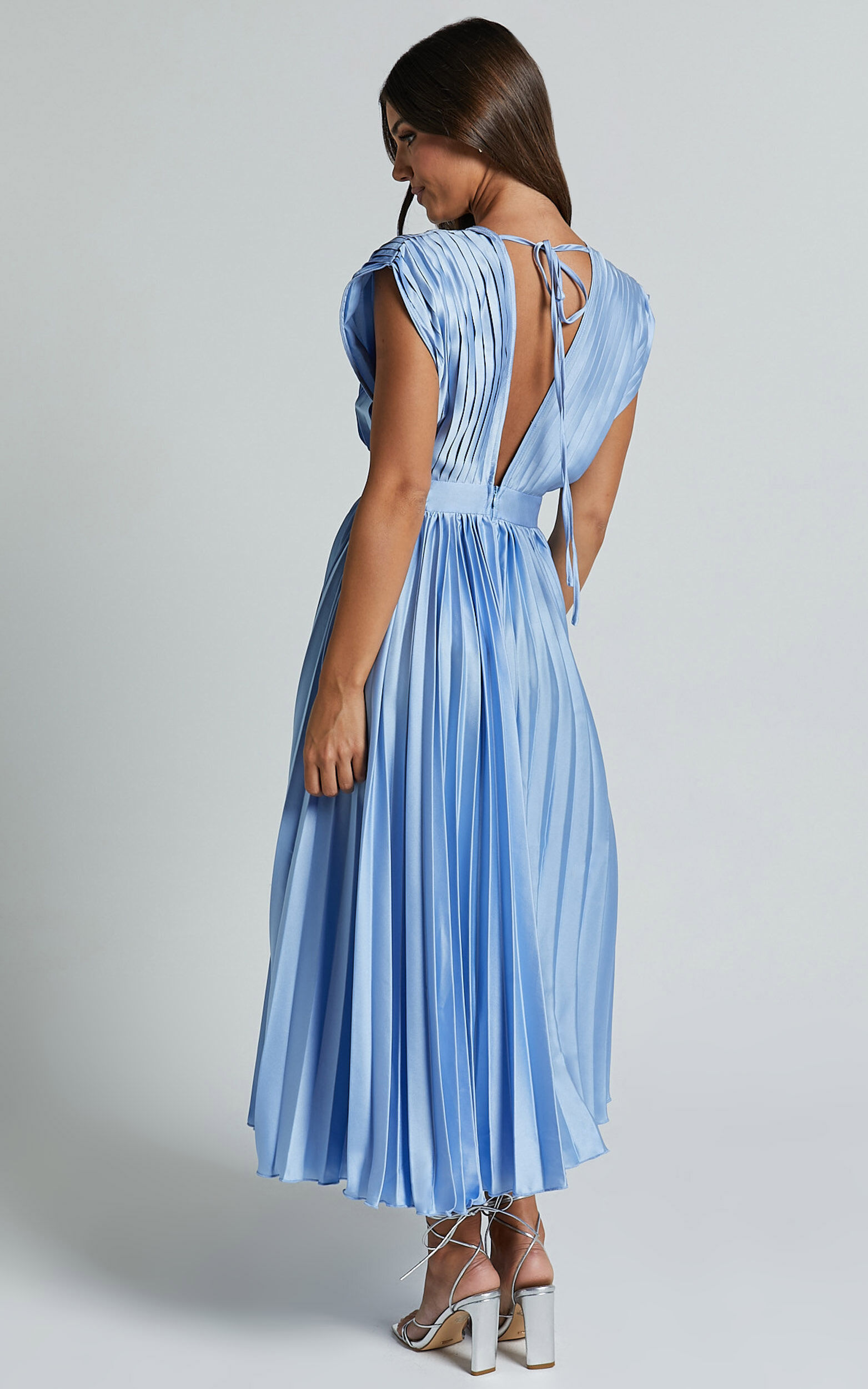 Della Midi Dress - Plunge Neck Short Sleeve Pleated Dress in Baby Blue
